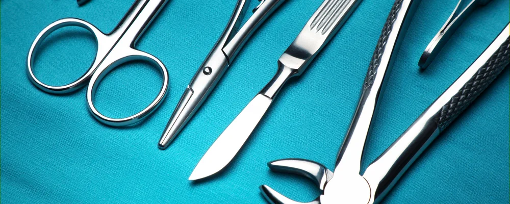 トレーに並んだ口腔外科の手術器具｜アトレ五反田シティデンタルクリニック